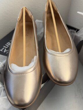 New Naturalizer Flexy light Bronze Womens flat size 8M